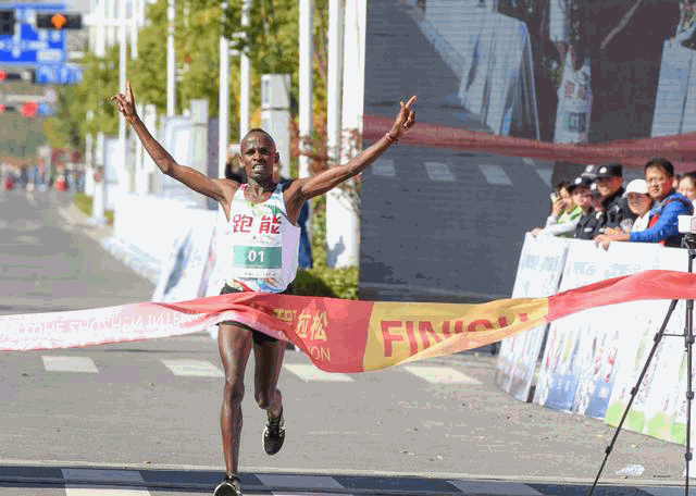 ‘星空·综合体育’中国又创奇迹:565米世界第一高桥合龙(图4) 星空·综合体育